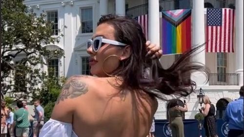 Trei invitați care s-au filmat topless la o petrecere LGBTQ+ Pride organizată la Casa Albă au fost interziși la viitoarele evenimente