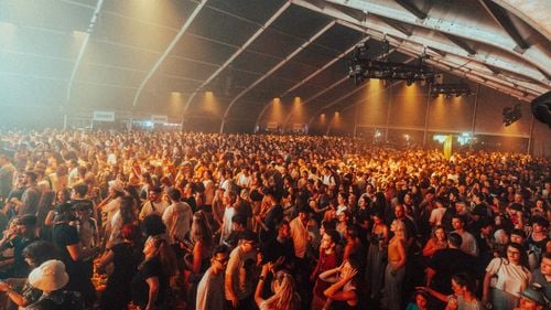 Electric Castle începe cu prognoze bune: încă din prima zi de festival, peste 34.000 de participanți au ales cea mai fierbinte destinație a momentului în România, domeniul Banffy din Bonțida (Parteneriat)