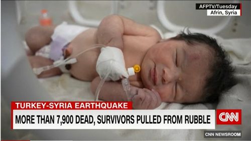 Fetița din Siria care s-a născut printre dărâmături a fost numită Aya care înseamnă ”un semn de la Dumnezeu”/ Mii de oameni se oferiseră să o înfieze/ Familia bebelușului a murit în urma cutremurului, fetița va fi preluată de un frate al bunicului