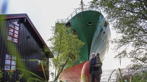 Un bărbat din Norvegia s-a trezit din somn și a găsit o navă container uriașă în grădină - VIDEO
