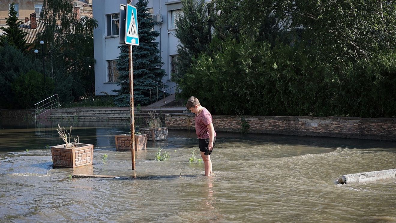 Nivelul apelor scade în Herson, în timp ce mii de oameni sunt evacuați de pe ambele maluri ale Niprului