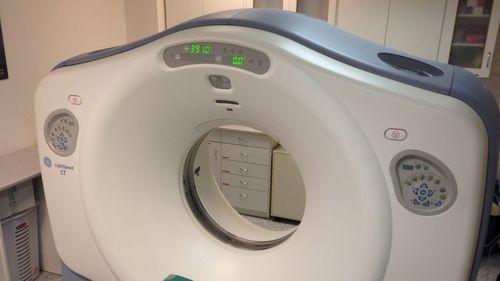 Un bărbat, condamnat de Tribunalul Vaslui la închisoare cu executare pentru că ar fi iradiat 500 de oameni cu un computer – tomograf fără aviz a fost achitat de Curtea de Apel Iași / ”Limitele de doză nu se aplică în cazul expunerilor în scopuri medicale”