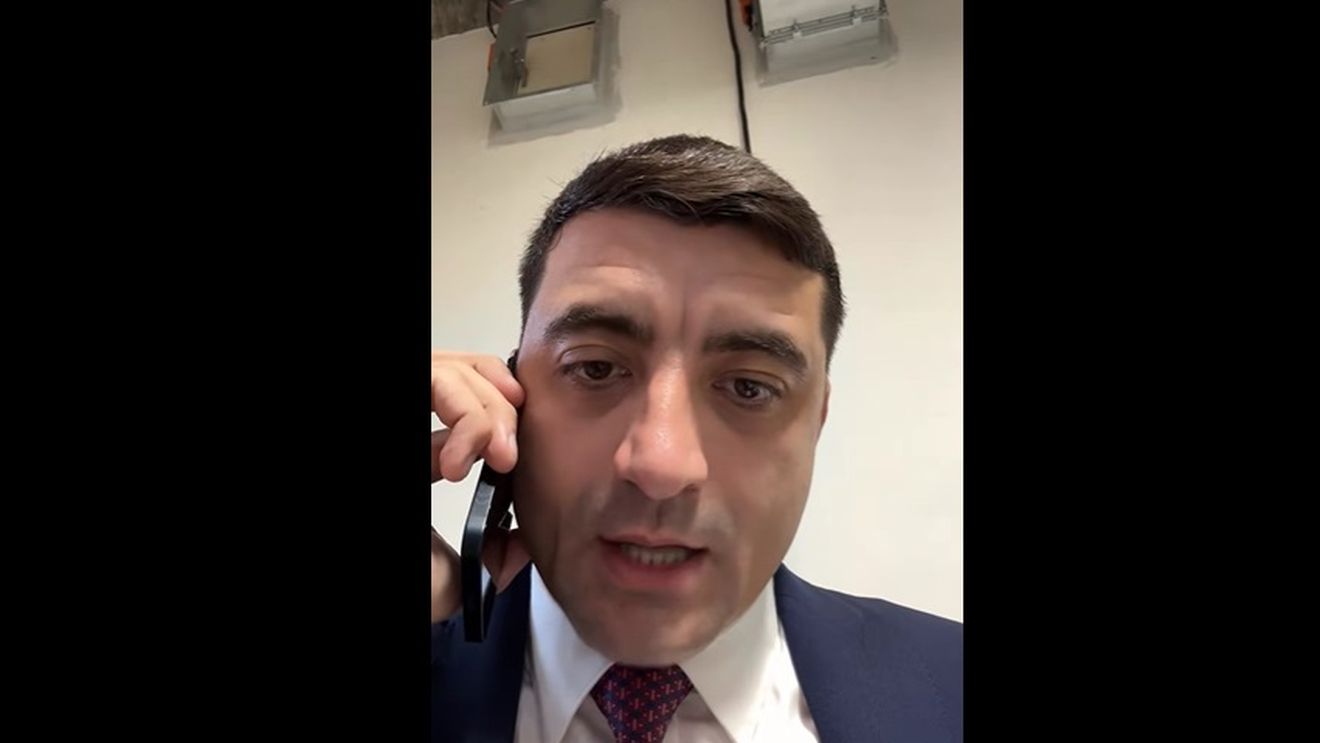 Simion, către fanii de pe TikTok care îl întreabă dacă e adevărat că nu intră în turul doi: ”Închideți televizoarele” / Simion acuză ”fraudă masivă” și l-a sunat pe Becali ca să mobilizeze live alegătorii / USR și PNL îl acuză de blat cu Ciolacu