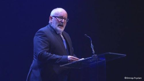 Frans Timmermans, el însuşi victimă a unui preot pedofil, îndeamnă Biserica Catolică să acţioneze