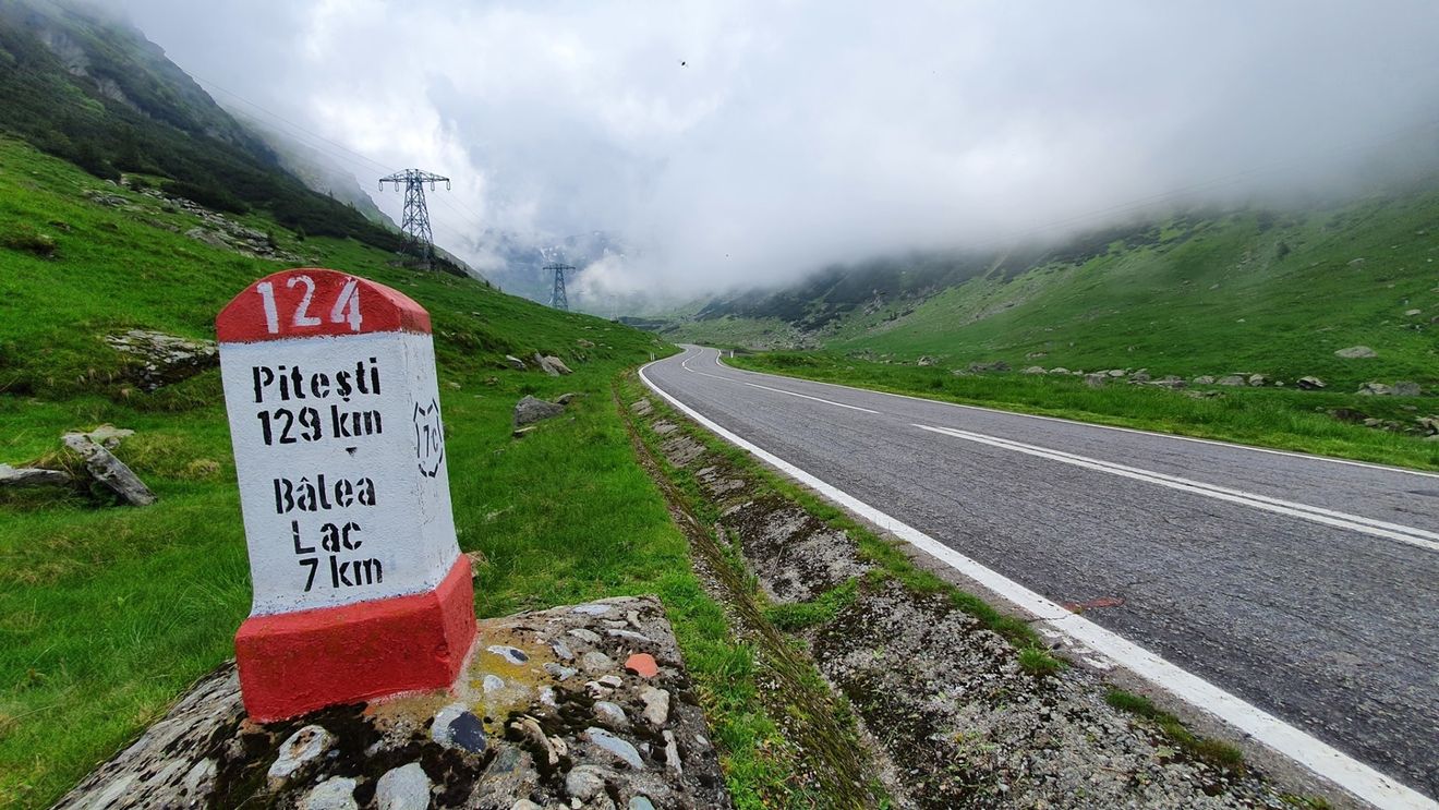 VIDEO Prima ninsoare la Bâlea Lac pe DN 7 C – Transfăgărăşan. Ce se poate face pentru ca cel mai spectaculos drum din România să rămână deschis mai mult de 4 luni pe an
