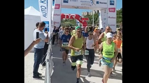 Peste 1.200 de alergători au luat startul la Maratonul Nisipului din Constanța / ”Este singurul maraton care poate fi alergat într-un costum de baie”