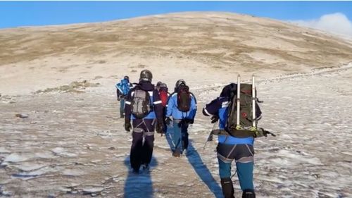 Jandarm decedat joi în Munții Parâng, în timpul unei drumeții / A alunecat și a căzut de la 300 de metri, iar prietenul cu care se afla și-a pierdut telefonul și nu a putut alerta autoritățile / Acțiunea de recuperare a trupului bărbatului a fost amânată din cauza viscolului  