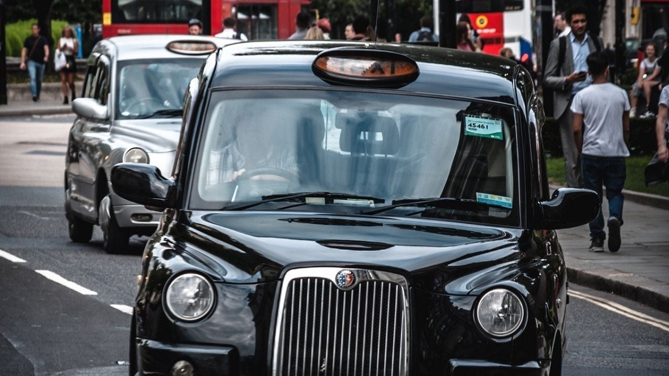 O firmă de taxi din Londra oferă un salariu de pornire de 5.000 de lire pe lună pentru a atrage şoferi. Penuria de conducători auto continuă în Marea Britanie