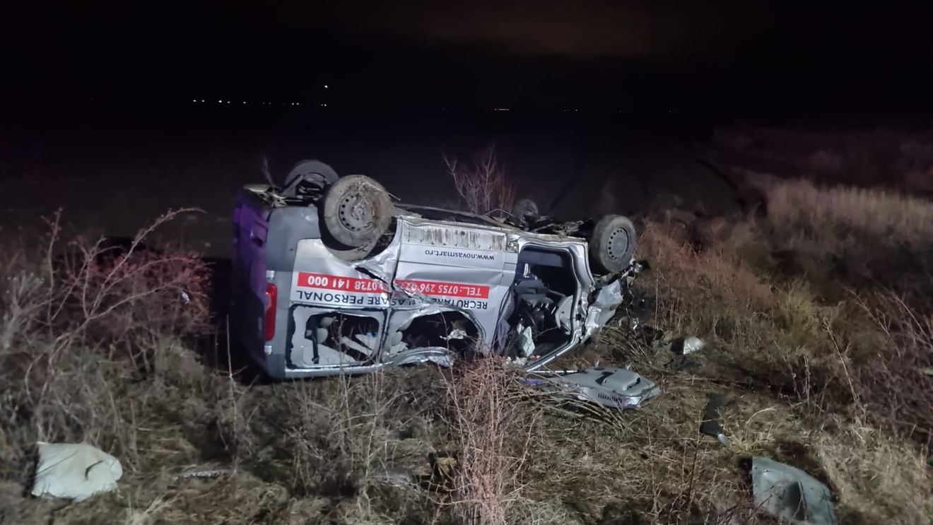 Un microbuz s-a răsturnat în şanţ, în localitatea Corbii Mari din Dâmbovița. O persoană a murit. Alți răniți au fost transportați la spital. A fost activat planul roșu de intervenție