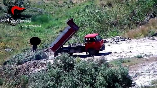 Români prinși în Calabria după ce au ars deșeuri speciale într-un depozit ilegal / Au incinerat în aer liber inclusiv plăci de azbest / ”Au pus în pericol sănătatea oamenilor”