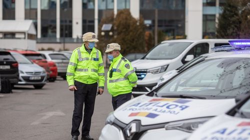 Un bărbat observat pe o stradă din Ploieşti cu arme de tip Airsoft, cercetat de poliţişti