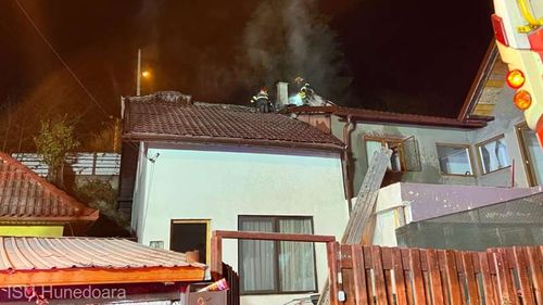 Două incendii au avut loc în Hunedoara, din cauza coșurilor de fum ale gospodăriilor/ Doi bătrâni au fost evacuați la timp de un vecin