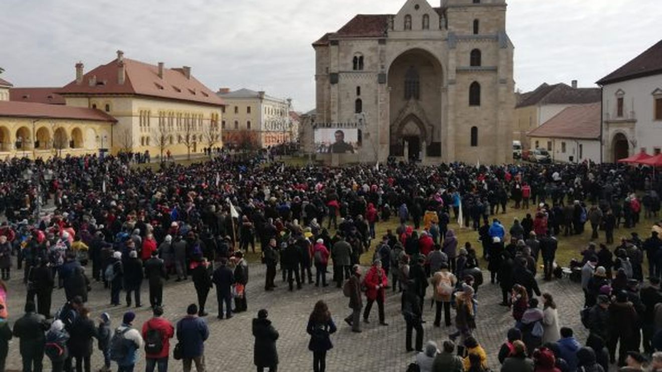 Zeci de preoți și mii de credincioși la consacrarea noului arhiepiscop romano-catolic de Alba Iulia, cel mai important eveniment catolic din acest an, în Transilvania