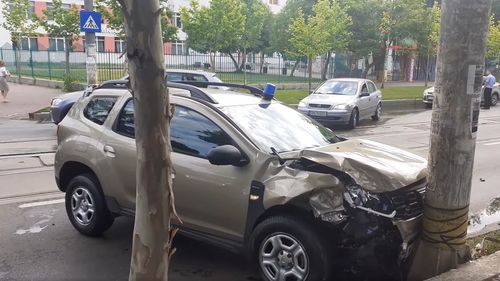Tramvaiele au fost blocate o oră și jumătate pe Calea Dudești din Capitală, după ce un șofer s-a ciocnit cu mașina de o autospecială a Ministerului Afacerilor Interne aflată în misiune. Polițistul a fost rănit