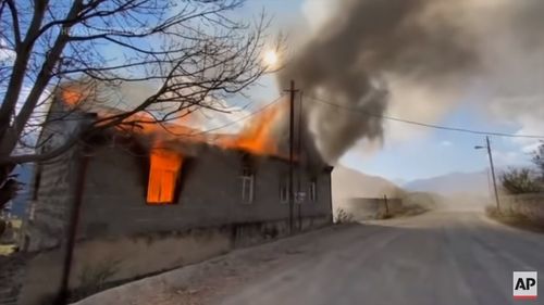 VIDEO Armenii din teritoriile returnate Azerbaidjanului își ard casele înainte de a pleca definitiv