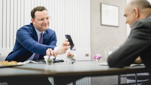 Vaccinurile împotriva COVID-19 concepute până în prezent sunt eficace şi împotriva noii tulpini a coronavirusului SARS-CoV-2, descoperită în Marea Britanie, anunță experții UE