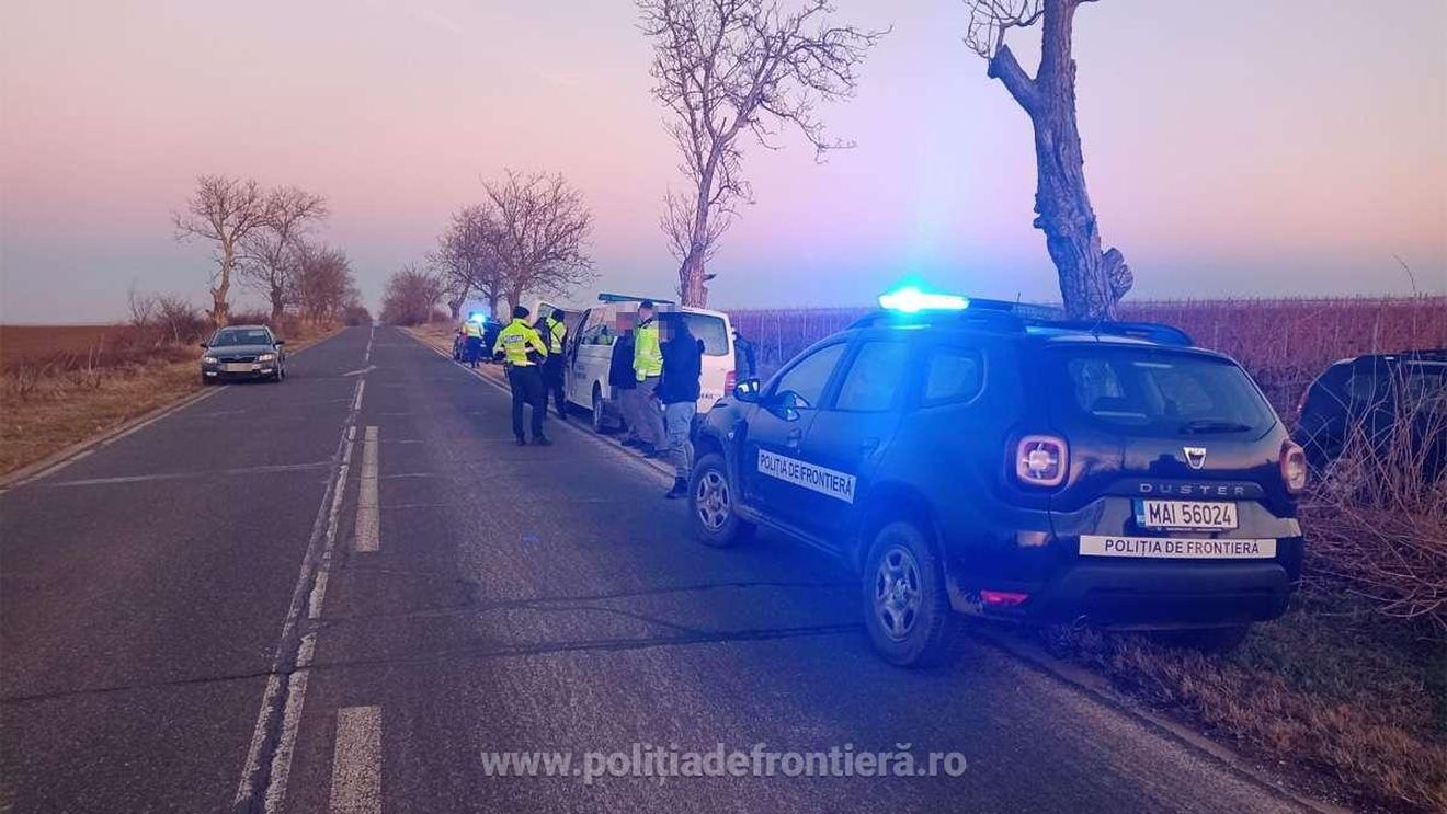 Peste 800 de litri de insecticid, descoperit la Vama Siret, într-un autocar condus de un grec / Lichidul era fabricat în Ucraina