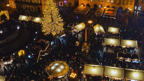 VIDEO | Târgul de Crăciun din Praga: De neratat (deși e tot timpul coadă) șunca de Praga rotisată cu răbdare, alături de o garnitură tradițională: cartofi cu varză murată