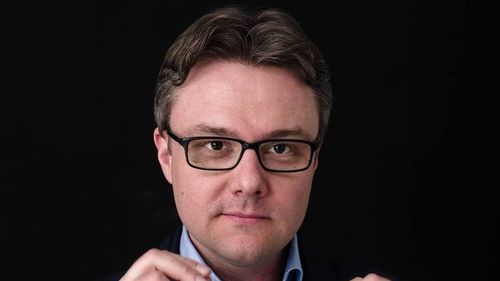 Butoanele din lift și parcurile dintre blocuri – zone cu mare potențial de încărcare virală. Vlad Mixich: Imaginea mămicii care dezinfectează totul, motiv de bancuri până acum, este astăzi o recomandare
