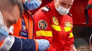 Un bărbat de 63 de ani a murit după ce a fost evacuat de polițiști dintr-un local cuprins de un incendiu / Poliția: Bărbatul avea asupra sa mai multe medicamente. Cauza exactă a decesului va fi stabilită în urma necropsiei