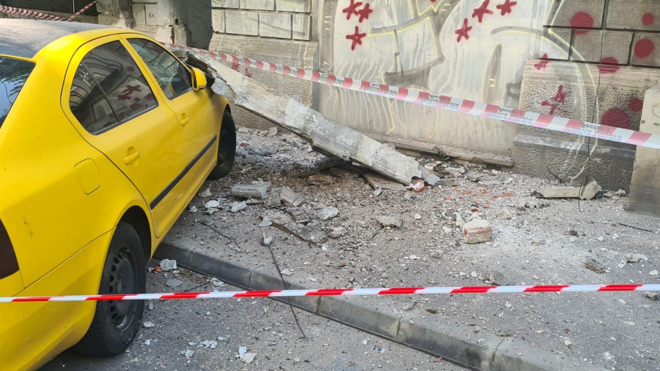 Bucată de tencuială căzută dintr-o clădire, în Sectorul 1 / O mașină a fost avariată / Primăria spune că proprietarii nu au depus documentaţia în vederea consolidării