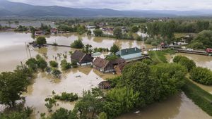 VIDEO Echipajele ISU Covasna continuă să intervină în localităţile cele mai afectate de inundaţii: Boroşneu Mare, Băcel, Dobârlău şi Lunca Mărcuşului/ Preşedintele Nicuşor Dan este aşteptat la Băcel