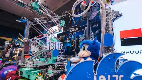 VIDEO/FOTO Cum s-a desfășurat Campionatul Național de Robotică pentru liceeni: cele mai tari dueluri, cu emoții pe măsură / Echipa Colegiului Naţional „Mihai Viteazul” din Ploieşti și cea a Liceului de informatică din Iași vor reprezenta România la Campionatul Mondial din Houston