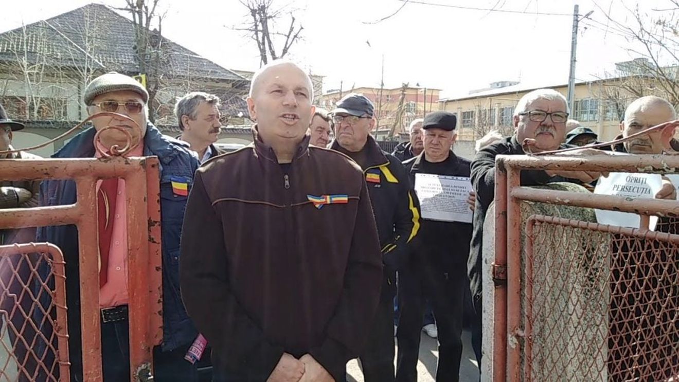 Rezerviști din MApN, ministerul de interne și SRI au protestat în fața sediilor PSD și ALDE din Teleorman