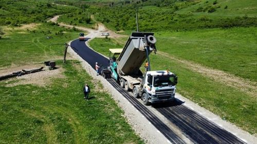 Se asfaltează drumul de opt kilometri spre un sat cu 14 oameni. Costul investiţiei: peste 30.000 de euro pe cap de locuitor