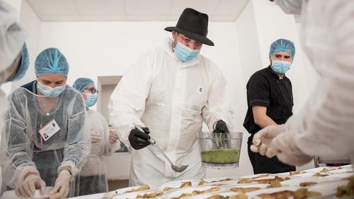 Peste 30.000 de porții de mâncare livrate de chef Adi Hădean și voluntarii săi către personalul medical și persoanele vulnerabile, în prima lună de campanie umanitară Solidar Social