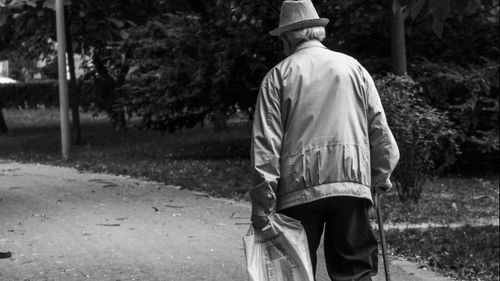 Sute de pensionari din Sălaj reclamă că nu au primit cardurile sociale / Alți pensionari susțin că au primit cardurile, dar nu sunt virați banii / Prefectura anunță verificări