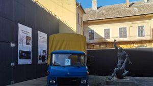 FOTO Memoria singurului martir maghiar al Revoluției din România este păstrată în țara vecină. Camioneta în care a fost împușcat, la Arad, a fost restaurantă și expusă într-un muzeu al comunismului