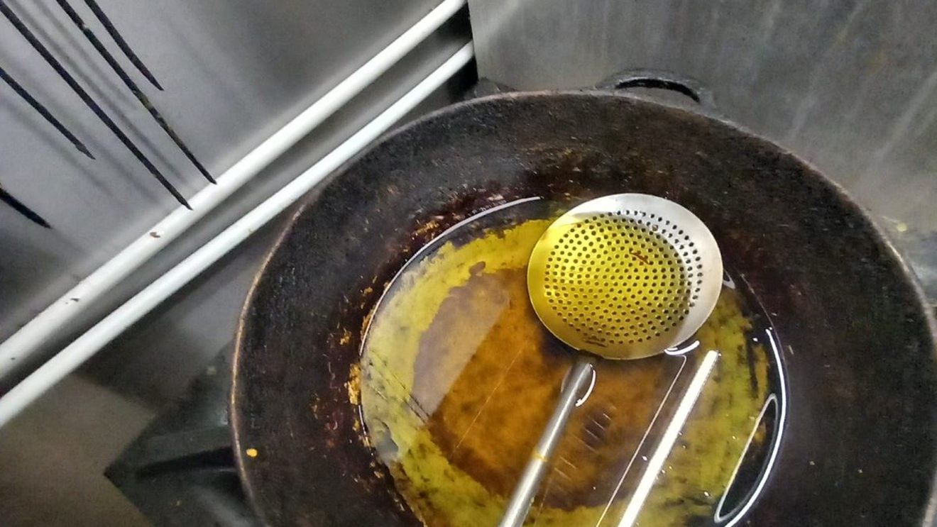 VIDEO Restaurant indian din Constanţa, închis temporar de OPC: Colac de toaletă depozitat pe cuptorul cu pizza, spaţii frigorifice murdare, fire electrice care atârnau neprotejate pe pereţi