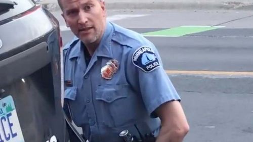 Cauțiune de 1 milion de dolari stabilită pentru polițistul acuzat de omorârea afro-americanului George Floyd