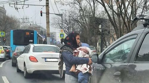 Cerșetoare cu păpuși din cârpe în loc de bebeluși, amendate de Poliția Locală din Sectorul 6 al Capitalei