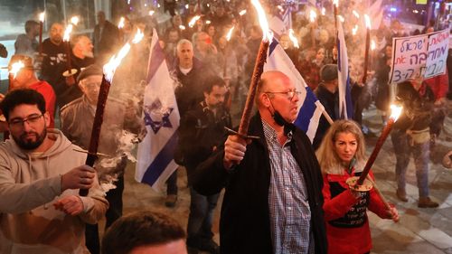 VIDEO Au început protestele în Israel, împotriva guvernului Netanyahu, format și din extrema dreapta și ultraortodocși: ”Vom ajunge curând ca Ungaria, Turcia și alte dictaturi”/ „Împotriva fascismului”, ”Democrația în pericol”, ”Afară”, printre mesajele celor 10.000 de manifestanți (galerie foto)