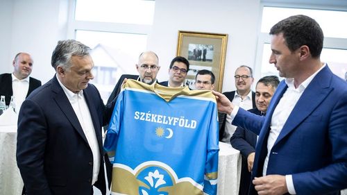 Kelemen Hunor, reacție în scandalul imnului secuiesc: Poate fi tras la răspundere ministrul Transporturilor pentru ce cântă nașul sau călătorul din tren?