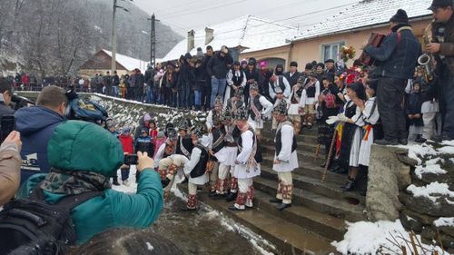 Sărbătoare unică în țară, de Sfântul Ion: Bărbații care poartă acest nume sunt udați în râu