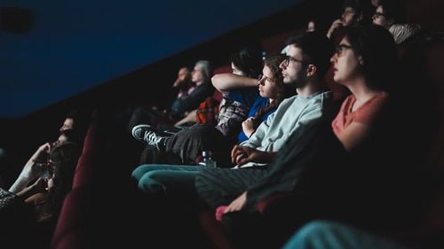 Lecție de maturitate și de respect la Astra Film Festival. Ziua în care publicul a urmărit în tăcere genericul, în semn de omagiu pentru eroul român de la Hanau (Parteneriat)