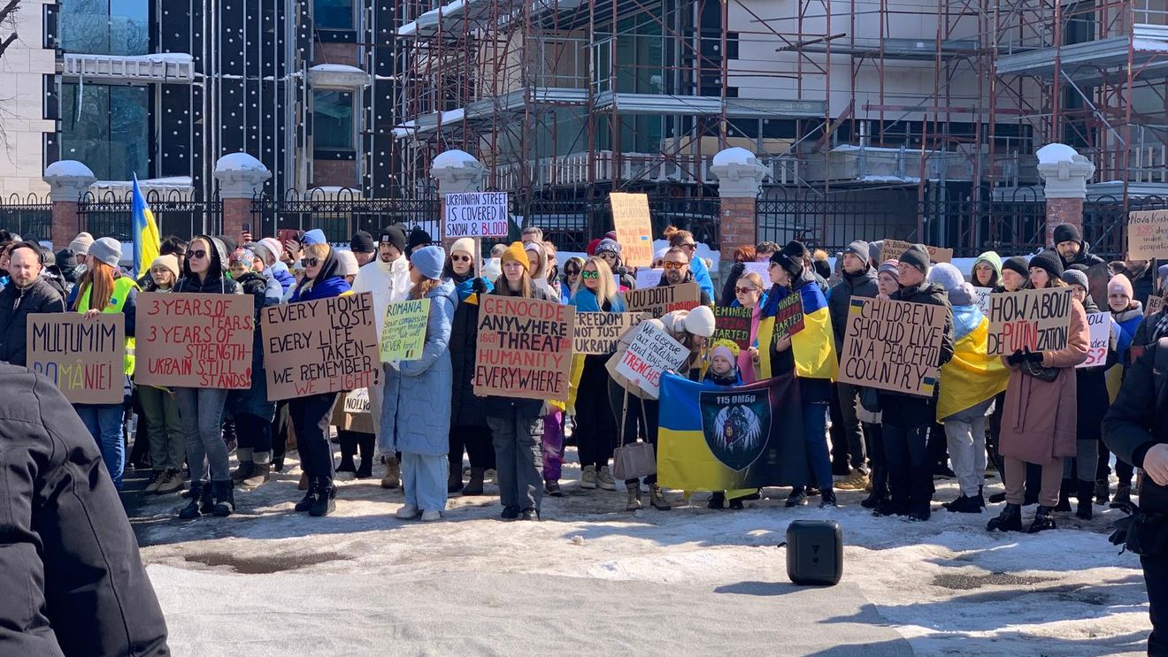 FOTO 3 ani de război în Ucraina / Câteva sute de persoane sunt în fața Ambasadei Ucrainei / ”Mulțumim României”