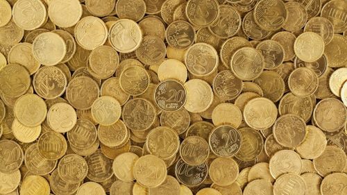 Monede din aur de sute de mii de euro, găsite în urma unor percheziţii în România, Germania şi Austria