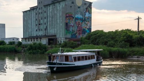 Restaurarea vaporului Pelican, un simbol al Timișoarei, a fost răsplătită în cadrul Bienalei de Arhitectură Beta 2024. Povestea unei ambarcațiuni care era destinată fierului vechi. Noua viață a costat 250.000 de euro