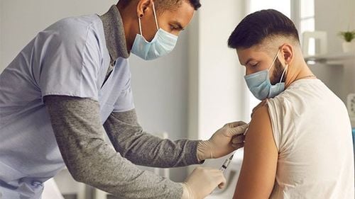 Premierul britanic Boris Johnson “vrea vaccinarea obligatorie anti-Covid a studenților”, dar întâmpină rezistență