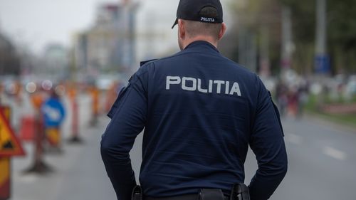 Un polițist a returnat 10 mii de euro unui bărbat care-i pierduse când a coborât din mașină în zona băncii / Polițistul a găsit banii în timpul liber
