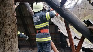 Un copac a căzut peste o casă în Apuseni și mai multe gospodării sunt inundate