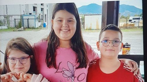 O bonă dintr-un sat din Hunedoara a pierdut trei copii pe care îi avea în grijă / Poliţiştii îi caută / Au fost daţi în urmărire naţională