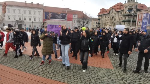 VIDEO Circa 100 de adolescenți protestează la Timișoara și cer ca minorii sub 14 ani să răspundă penal, după crima în care unul dintre suspecți are 13 ani / „Criminali, la pușcărie!”