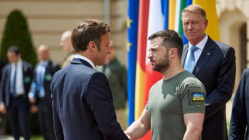 Volodimir Zelenski, după o discuție telefonică cu președintele Macron: "Le mulţumesc personal Franţei şi lui Emmanuel pentru deciziile atât de necesare de a consolida artileria ucraineană"