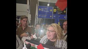 Șoșoacă, fluturând steagul Palestinei, insulte la adresa Israelului, NATO, Parchetului General și UE / Le-a recomandat jurnaliștilor să demisioneze de la proștii pe care-i susțin și să se angajeze la „AlJazeera”