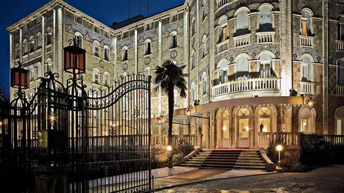 Un hotel de lux din Lido di Venezia a concediat o angajată după cinci zile / Acum va trebui să îi plătească o despăgubire de 60.000 de euro / „Camerista a fost concediată verbal, iar actul de concediere este nul”